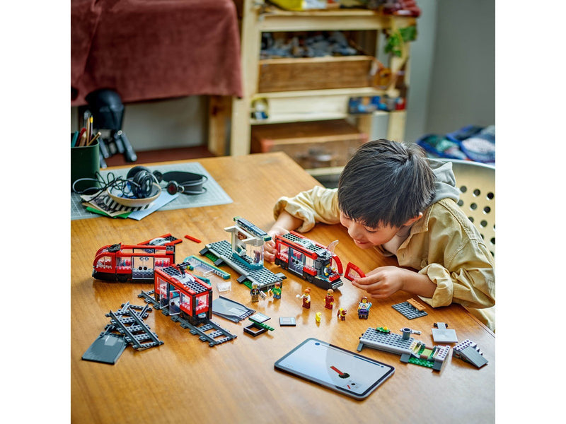 LEGO City 60423 Straßenbahn mit Haltestelle