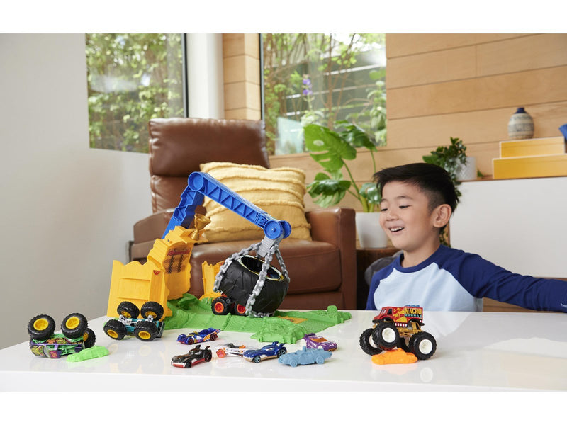Hot Wheels Monster Trucks Rhinomite Chargin’ Challenge Playset
