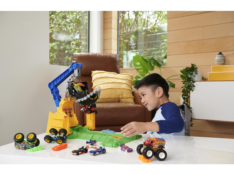 Hot Wheels Monster Trucks Rhinomite Chargin’ Challenge Playset