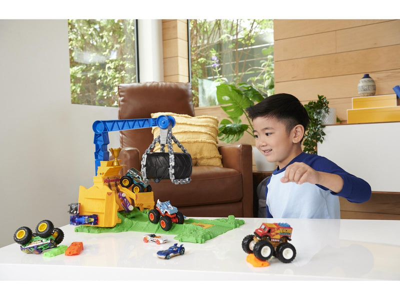 Hot Wheels Monster Trucks Rhinomite Chargin’ Challenge Playset