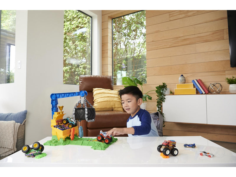 Hot Wheels Monster Trucks Rhinomite Chargin’ Challenge Playset