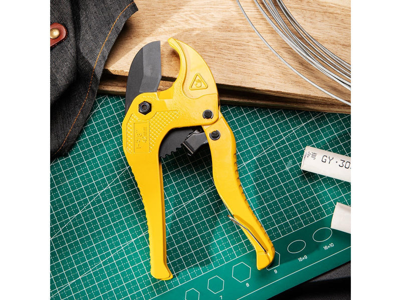 Deli Tools EDL350042 manual pipe cutter