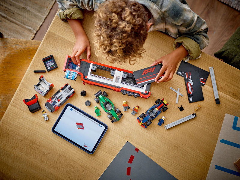 LEGO 60445 F1® Transporter mit RB20 & AMR24 F1® Rennautos