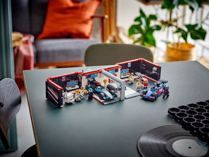 LEGO City 60444 F1® Garage mit Mercedes-AMG & Alpine Rennautos