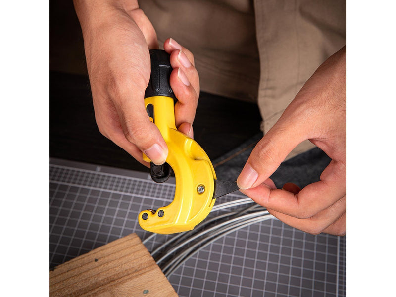 Deli Tools EDL2504 manual pipe cutter