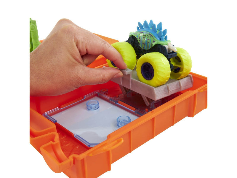 Hot Wheels Monster Trucks Fuel 'N Go Playset