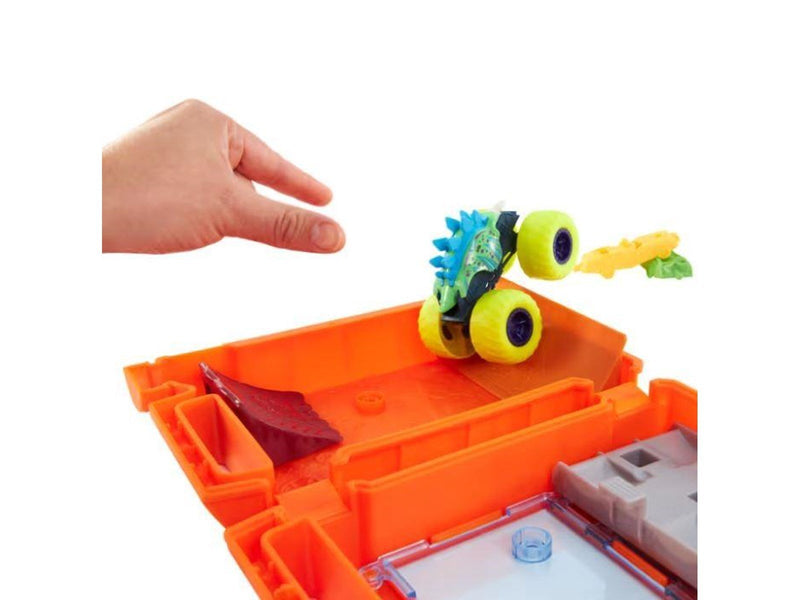Hot Wheels Monster Trucks Fuel 'N Go Playset