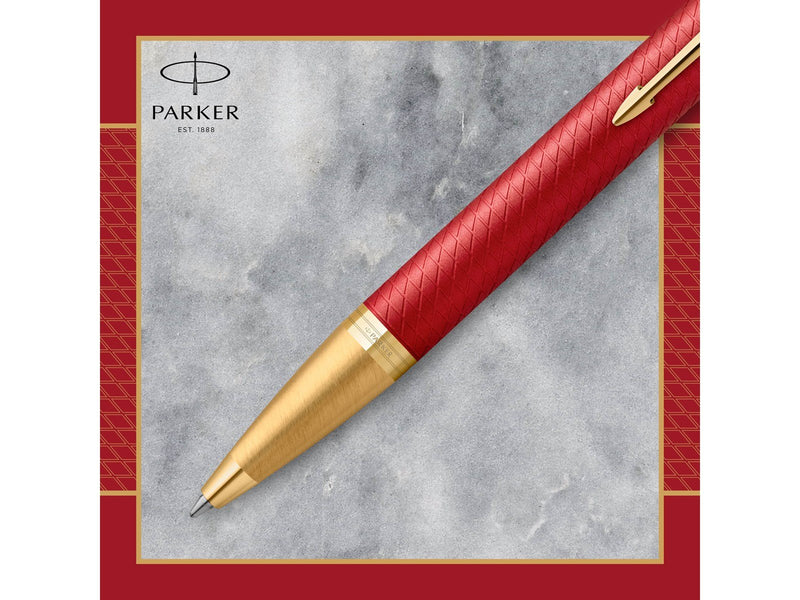 Parker IM Kugelschreiber | Rote Premiumlackierung mit goldenen Zierteilen | Mittlere Schreibspitze mit blauer Nachfüllmine | Ges