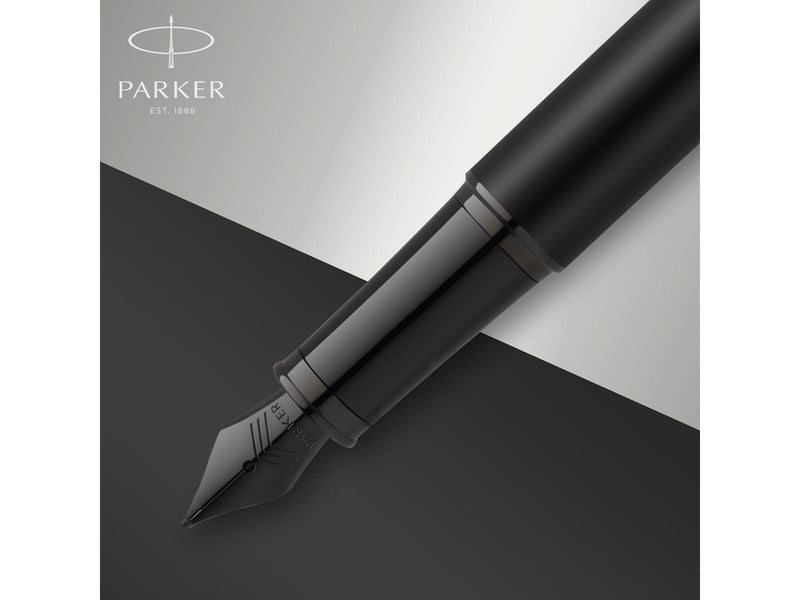 Parker IM Füller | Mattschwarz mit schwarzen Zierteilen | Füllfederhalter mit feiner Feder und blauer Tinte | Geschenkbox