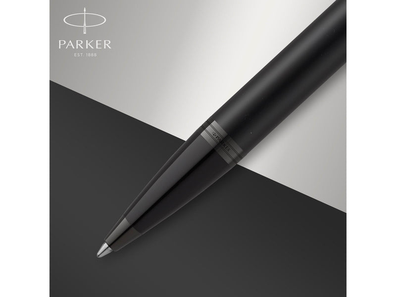 Parker IM Kugelschreiber | Mattschwarz mit schwarzen Zierteilen | Mittlere Schreibspitze mit blauer Nachfüllmine | Geschenkbox