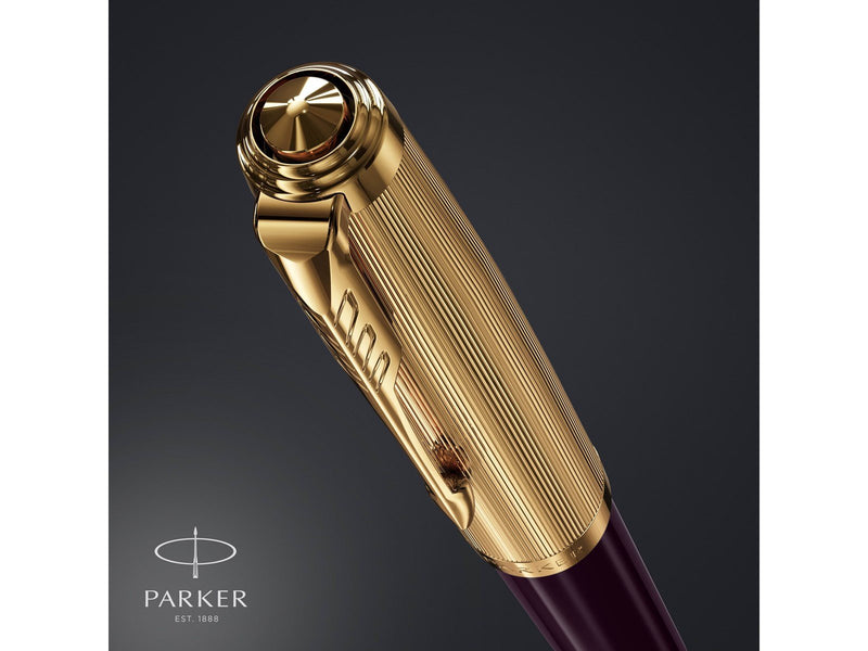 Parker 51 Kugelschreiber | Luxuriöser Pflaumenblauer Schaft mit Goldzierteilen | Mittlere Schreibspitze in 18k Gold mit Schwarze