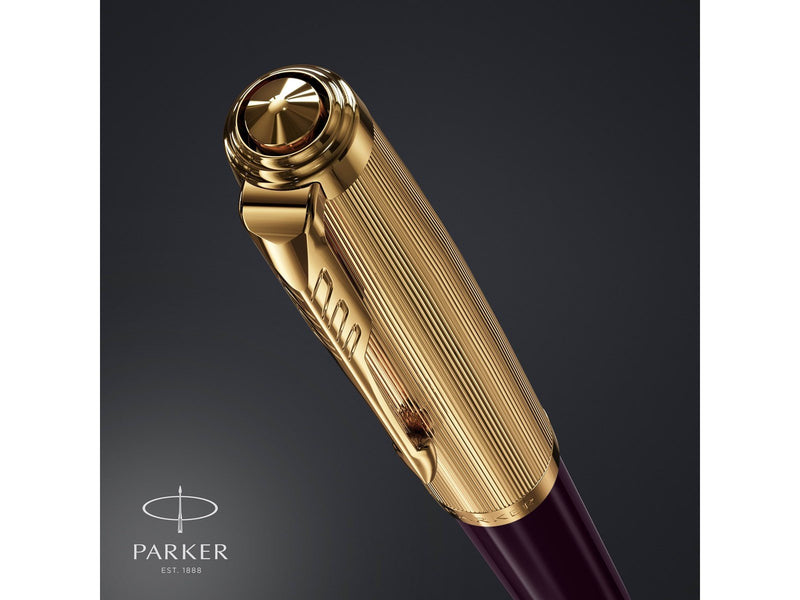 Parker 51 Füller | Luxuriöser Pflaumenblauer Schaft mit Goldzierteilen | Federstärke F in 18k Gold mit schwarzer Tintenpatrone |