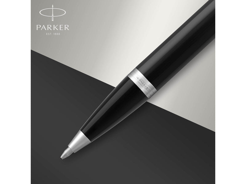 Parker IM Kugelschreiber | schwarze Lackierung mit Chromzierteilen | mittelstarke Schreibspitze | Nachfüllmine mit blauer Tinte