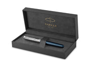 Parker Sonnet Füller | Premium Metal & Blue Satinierung mit Chromverkleidung | Füllfederhalter Feine 18 Karat Goldfeder mit schwarzer Tintenpatrone | Geschenkbox