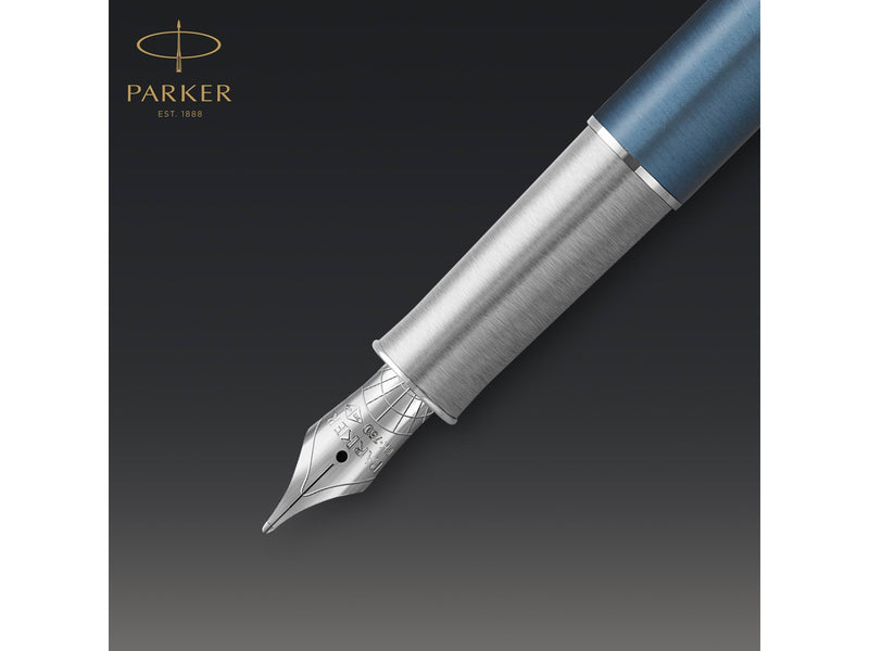 Parker Sonnet Füller | Premium Metal & Blue Satinierung mit Chromverkleidung | Füllfederhalter Feine 18 Karat Goldfeder mit schwarzer Tintenpatrone | Geschenkbox
