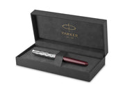 Parker Sonnet Füller | Premium Metal & Red Satinierung mit Chromverkleidung | Füllfederhalter mit feiner 18 Karat Goldfeder und schwarzer Tintenpatrone | Geschenkbox