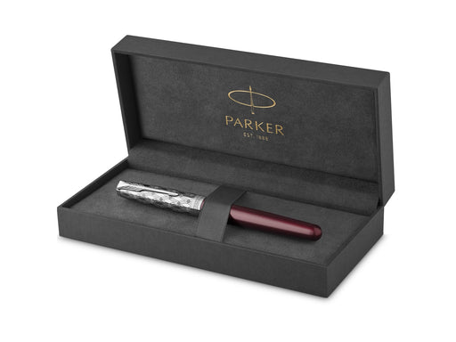 Parker Sonnet Füller | Premium Metal & Red Satinierung mit Chromverkleidung | Füllfederhalter mit feiner 18 Karat Goldfeder und schwarzer Tintenpatrone | Geschenkbox