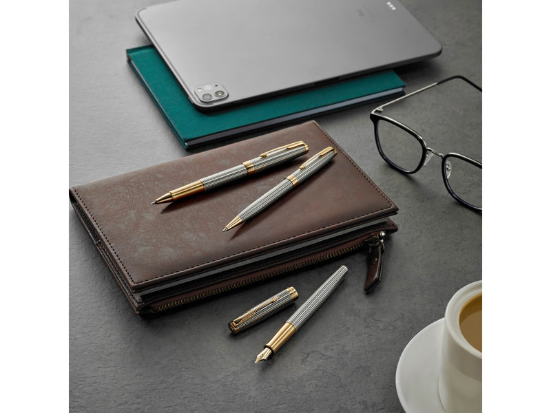 Parker Sonnet Kugelschreiber | Chiselled Silver | Mittlere Spitze | schwarze Tinte | Geschenkbox