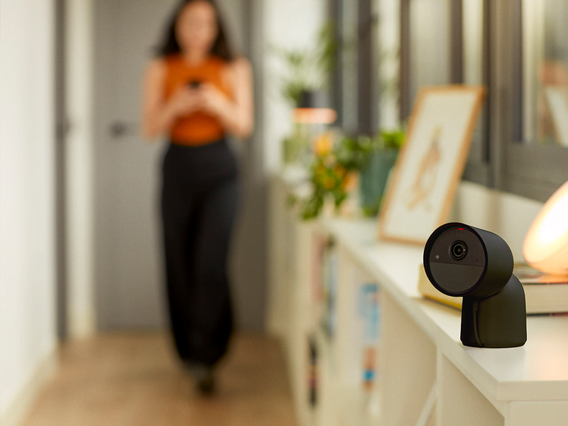 Philips Hue Secure 2K wired camera with desktop stand - black
