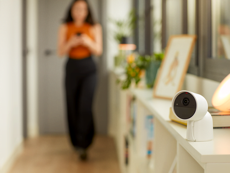 Philips Hue Secure 2K wired camera with desktop stand - white